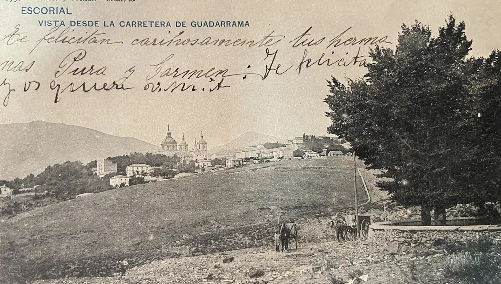 Postal con dedicatoria de la vista de El Escorial desde la carretera de Guadarrama