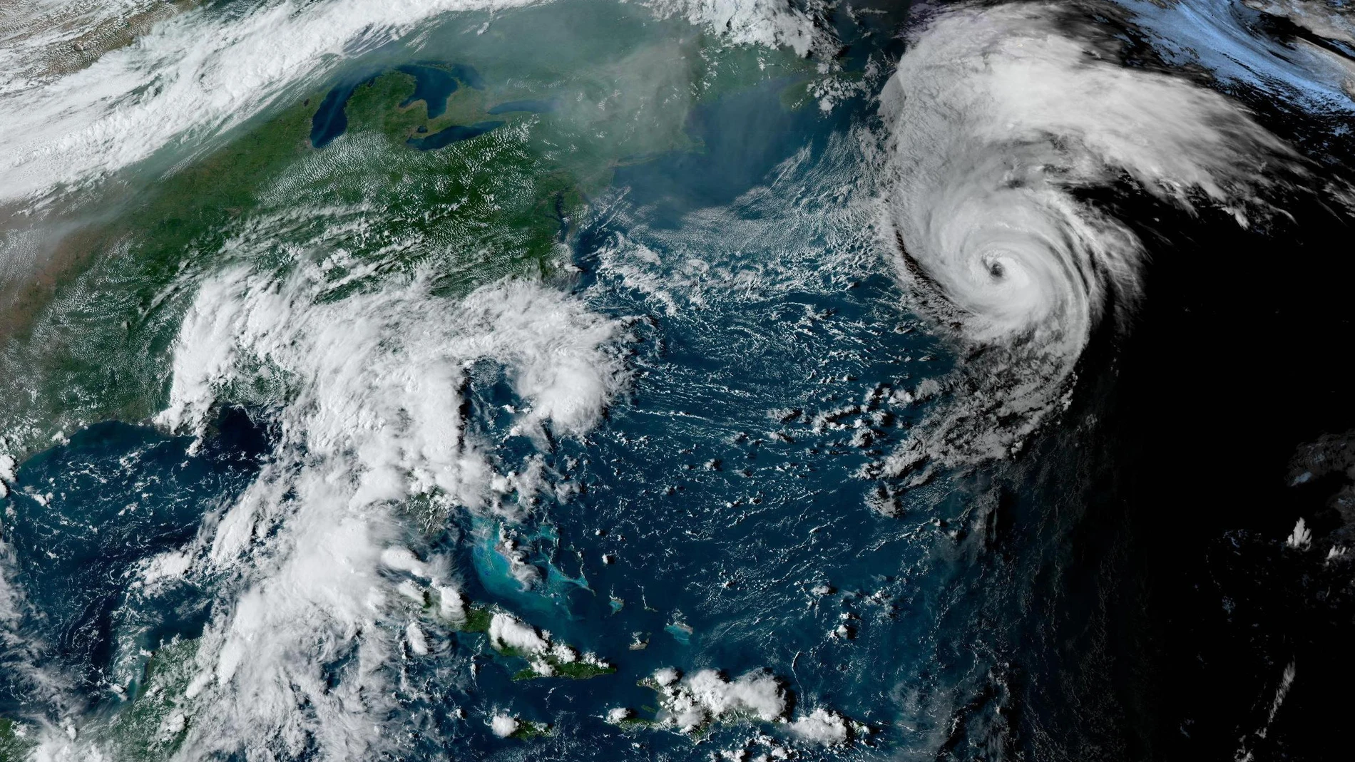 Earl se convierte en un huracán de categoría 3 en aguas del Atlántico Norte