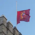 Bandera a media asta en los Reales Alcázares de Sevilla por el fallecimiento de la Reina de Inglaterra