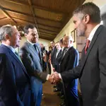 El presidente de la Junta de Andalucía, Juanma Moreno, saluda al director del parque energético San Roque (Cepsa) Rosendo Rivero (d), en presencia del presidente de la AGI, Antonio Moreno (i). EFE/ A.Carrasco Ragel