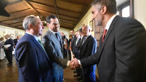 El presidente de la Junta de Andalucía, Juanma Moreno, saluda al director del parque energético San Roque (Cepsa) Rosendo Rivero (d), en presencia del presidente de la AGI, Antonio Moreno (i). EFE/ A.Carrasco Ragel