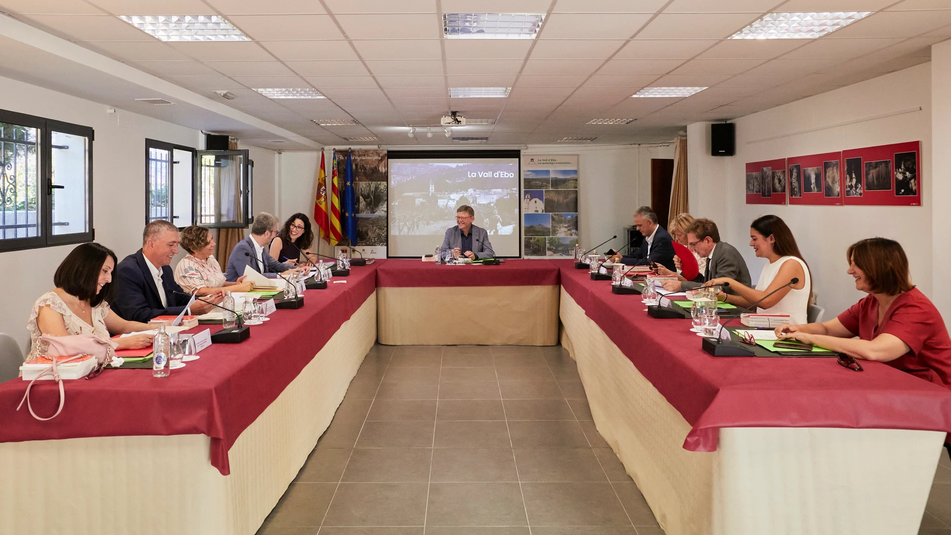 El president de la Generalitat, Ximo Puig (c), preside la primera reunión semanal del Gobierno valenciano después del verano