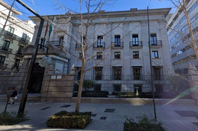 El edificio de la Fiscalía Superior de Andalucía, antes sede del Banco de España, está en el 18 de la Gran Vía de Colón, en Granada