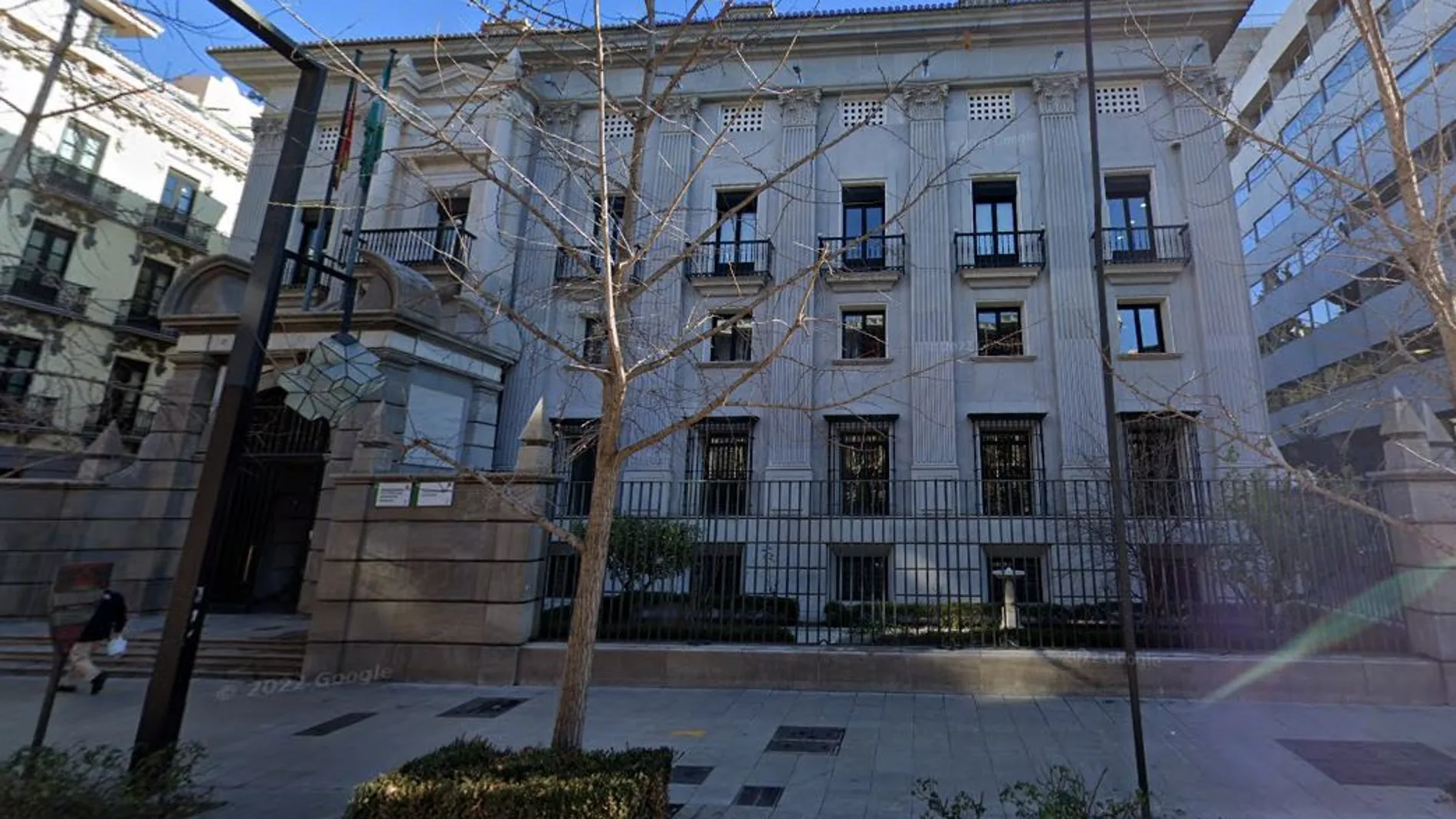 El edificio de la Fiscalía Superior de Andalucía, antes sede del Banco de España, está en el 18 de la Gran Vía de Colón, en Granada