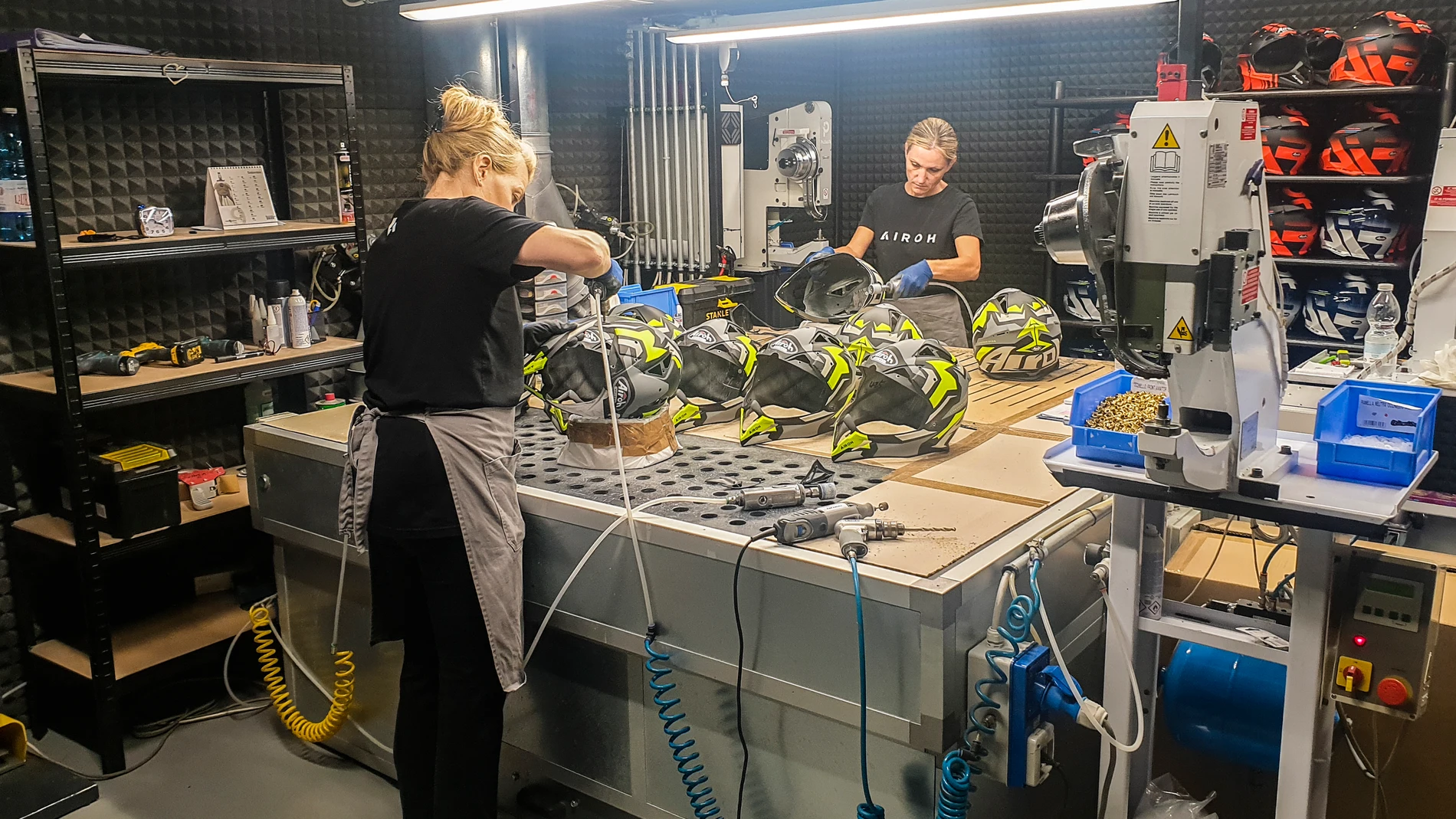 Proceso de fabricación de cascos de moto en la fábrica Airoh, en la provincia de Bérgamo