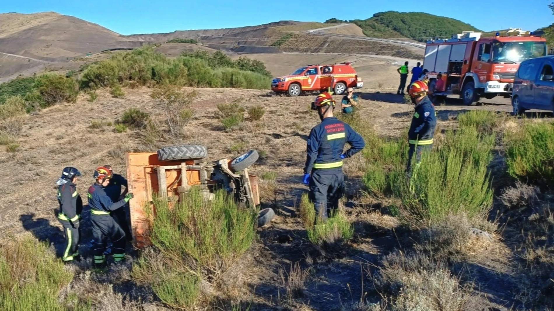 Un fallecido tras el vuelco de un dúmper en un camino vecinal de La Pola de Gordón (León)