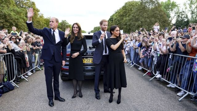 Los hijos del Rey Carlos III, Guillermo y Harry y sus esposas, Kate y Meghan se acercaron a saludar a la multitud reunida a las afueras del Castillo de Windsor