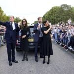 Los hijos del Rey Carlos III, Guillermo y Harry y sus esposas, Kate y Meghan se acercaron a saludar a la multitud reunida a las afueras del Castillo de Windsor