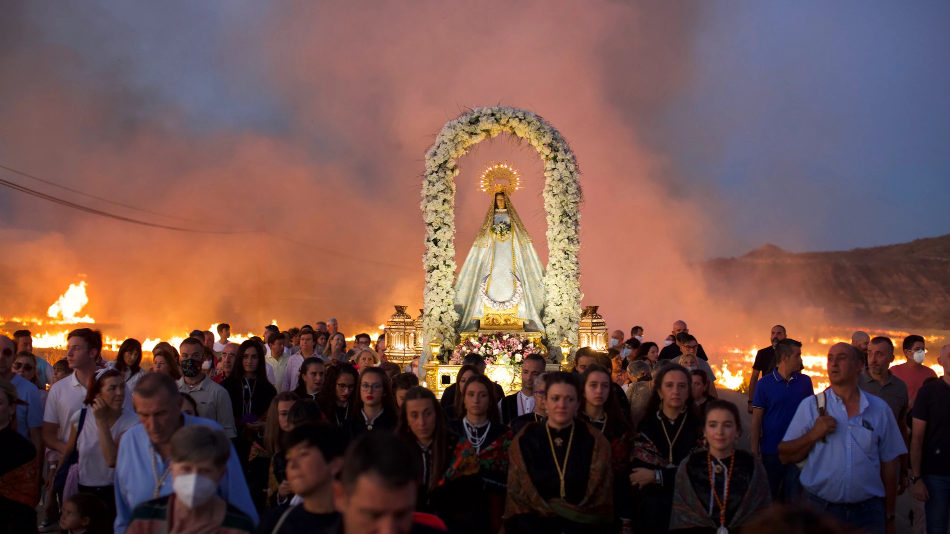 Procesión del fuego de la virgen de Peñahora en Humanes de Mohernando