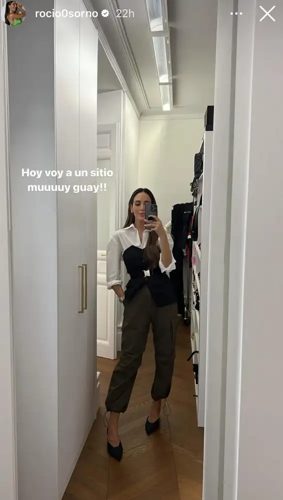 Rocío Osorno con pantalones parachute caqui