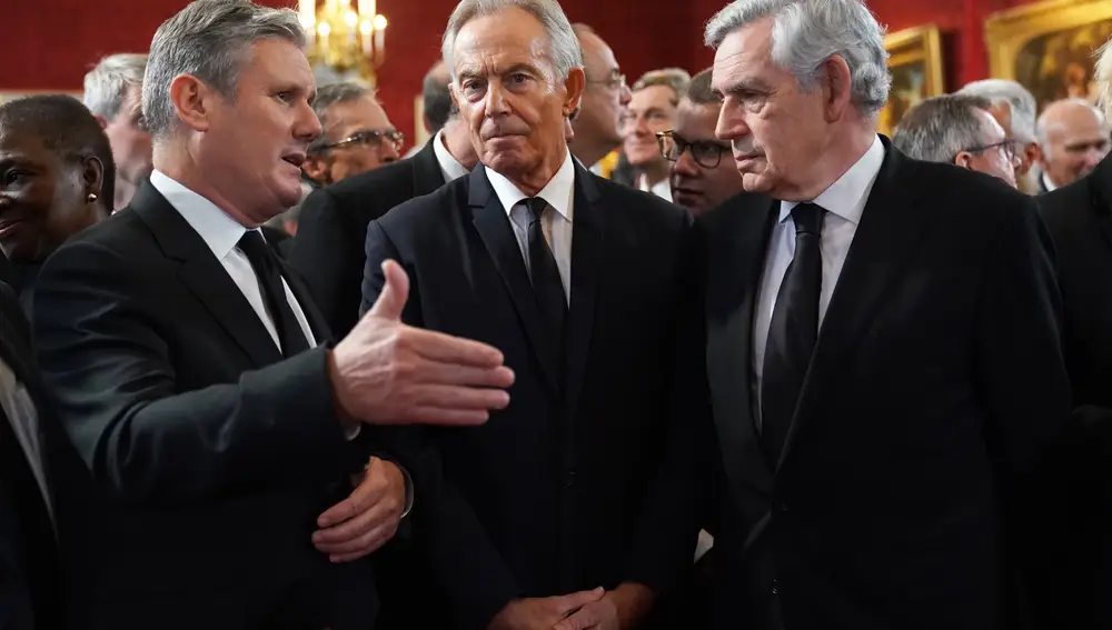El líder laborista Sir Keir Starmer, los ex primeros ministros Tony Blair y Gordon Brown llegan antes de la ceremonia del Consejo de Adhesión en el Palacio de San Jaime, donde el Rey Carlos III es proclamado formalmente monarca.