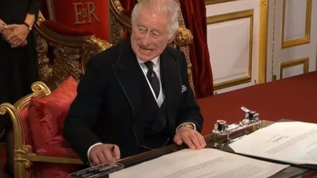 Carlos III pide que retiren las plumas del escritorio