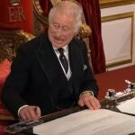 Carlos III pide que retiren las plumas del escritorio