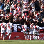 Los jugadores del Rayo Vallecano celebran uno de los goles al Valencia