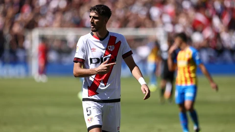 Alejandro Catena con el Rayo Vallecano frente al Valencia.