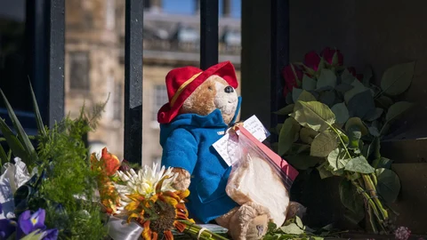Uno sito Paddington, a las puertas del palacio de Buckingham (Jane Barlow/PA via AP)