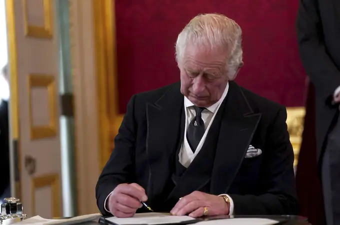 Los cambios que los expertos auguran en la corona británica con Carlos III