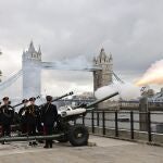 La salva de cañón para marcar la declaración formal del rey Carlos III como monarca en la Torre de Londres, en Londres