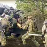 Soldados rusos disparan una pieza de artillería contras las fuerzas ucranianas en una imagen de este sábado.