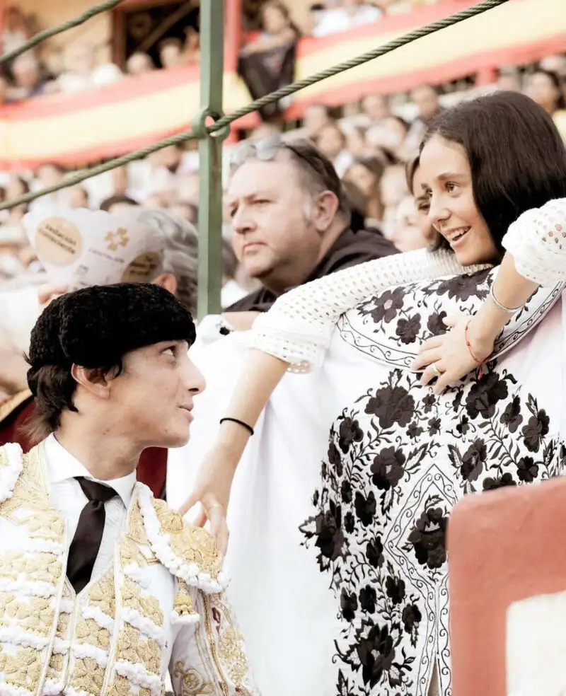 Victoria Federica en los toros con Roca Rey.