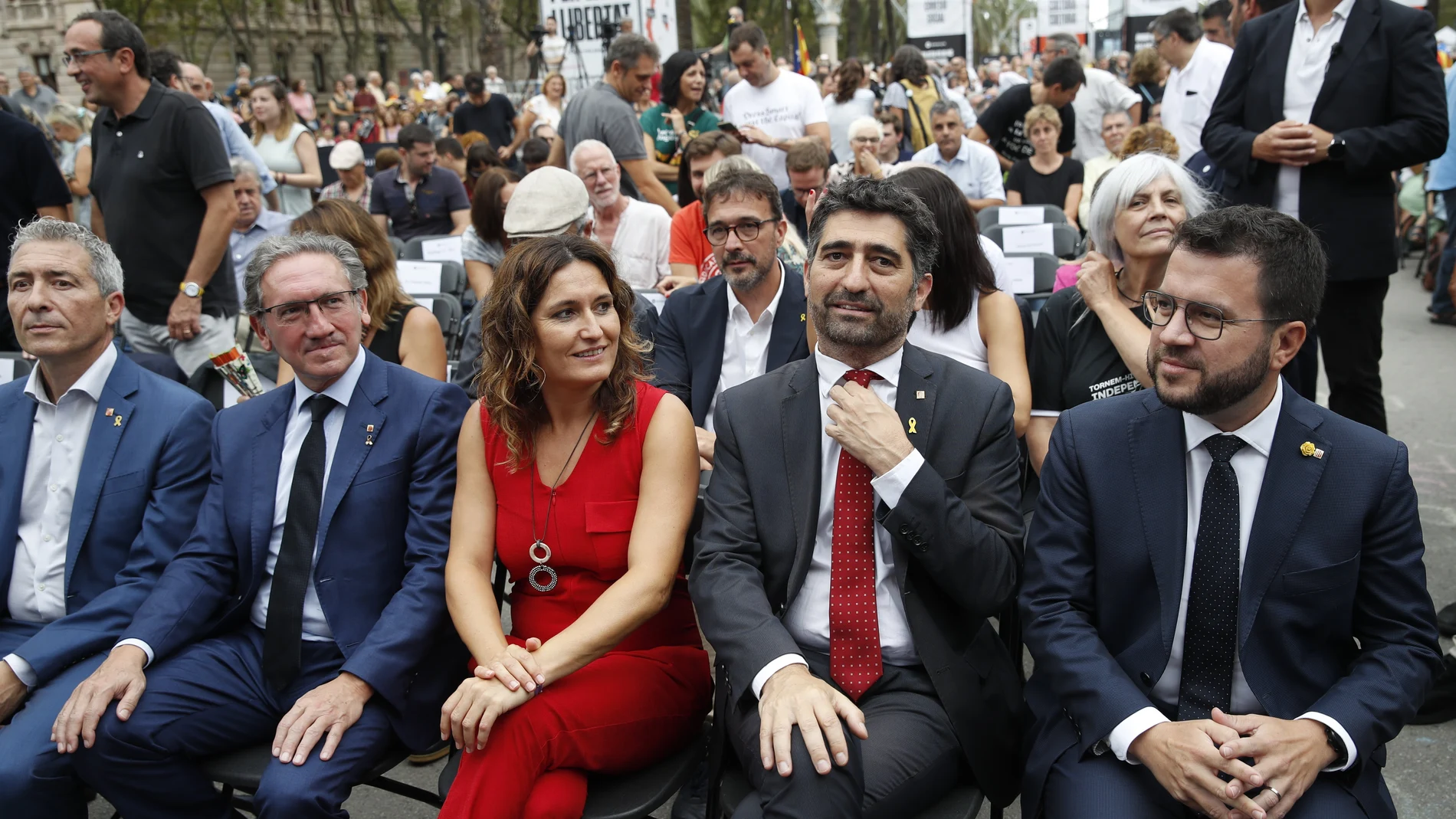 El presidente de la Generalitat, Pere Aragonès, junto a Jordi Puigneró, Laura Vilagrá y Jaume Giró, durante el acto organizado por Òmnium Cultural con motivo de la Diada del 11 de septiembre