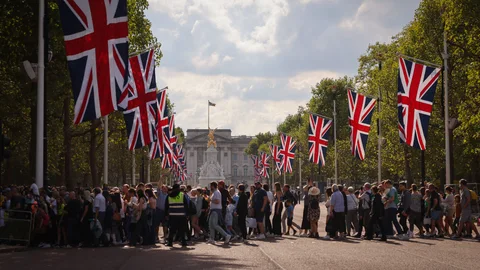 Cientos de personas en "The Mall" frente al palacio de Buckingham