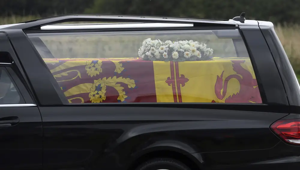 El coche fúnebre que lleva el féretro de la reina Isabel II, cubierto con el estandarte real de Escocia, pasando por Dundee