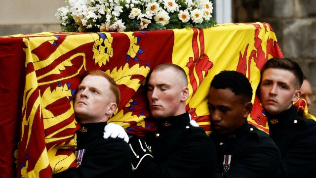 El féretro de la Reina Isabel II a su llegada al palacio de Holyrood