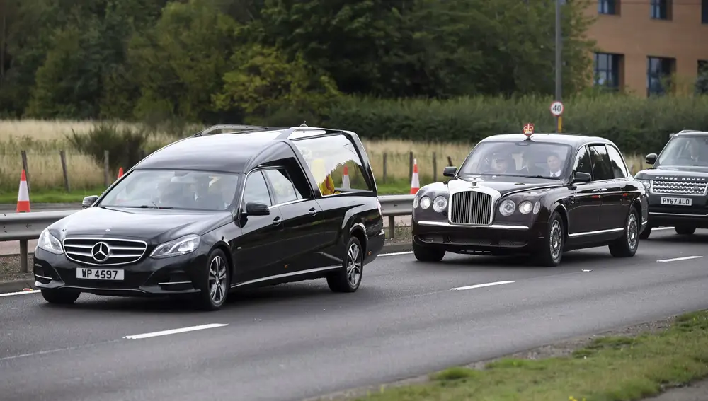 El coche fúnebre que lleva el féretro de la reina Isabel II, cubierto con el estandarte real de Escocia, pasando por Dundee, Escocia