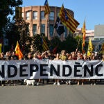 Varias personas sostienen banderines y pancartas en la manifestación de la Diada, Día de Catalunya, a 11 de septiembre de 2022, en Giron