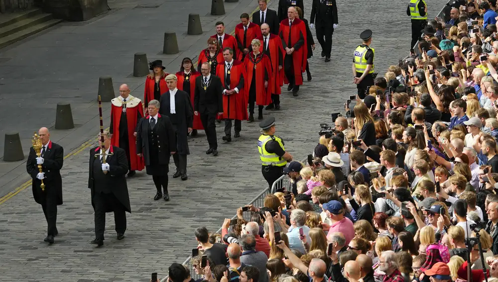 La gente asiste a una Proclamación al pueblo de Escocia para anunciar la Adhesión del Rey Carlos III, fuera de la Catedral de San Giles, en la Milla Real, en Edimburgo