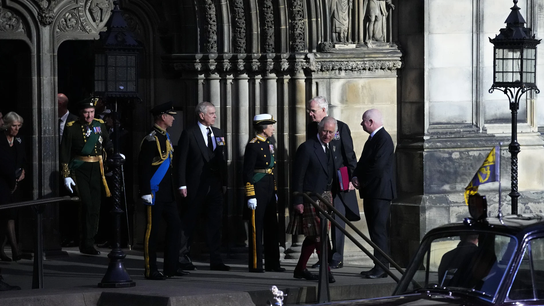 El príncipe Andrés de Inglaterra no pudo lucir uniforma militar en Edimburgo