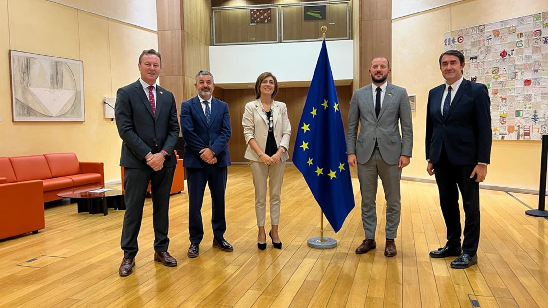 El consejero de Medio Ambiente, Vivienda y Ordenación del Territorio, Juan Carlos Suarez-Quiñones -acompañado por los consejeros de Medio Ambiente de Asturias, Cantabria y Galicia-, mantiene una reunión con el comisario de Medio Ambiente de la Comisión Europea, Virginijus Sinkevicius