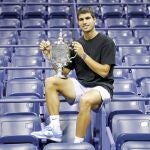 Carlos Alcaraz posa con el trofeo de campeón del US Open