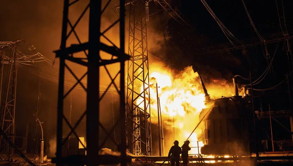 Los bomberos del Servicio Estatal de Emergencias de Ucrania apagan el fuego después de que un ataque con cohetes rusos alcanzara una central eléctrica en Jarkiv