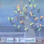 Los aficionados con las pancartas durante el partido.
