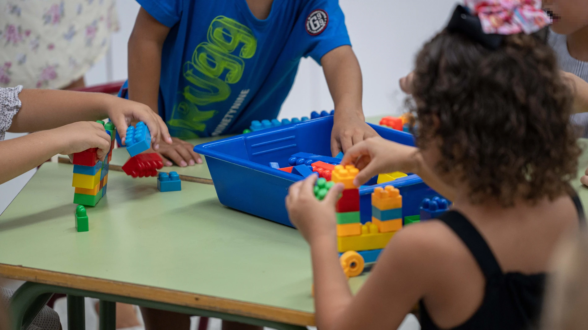 Varios niños juegan en el CEIP El Grau con motivo del inicio del curso escolar, a 12 de septiembre de 2022, en Valencia
