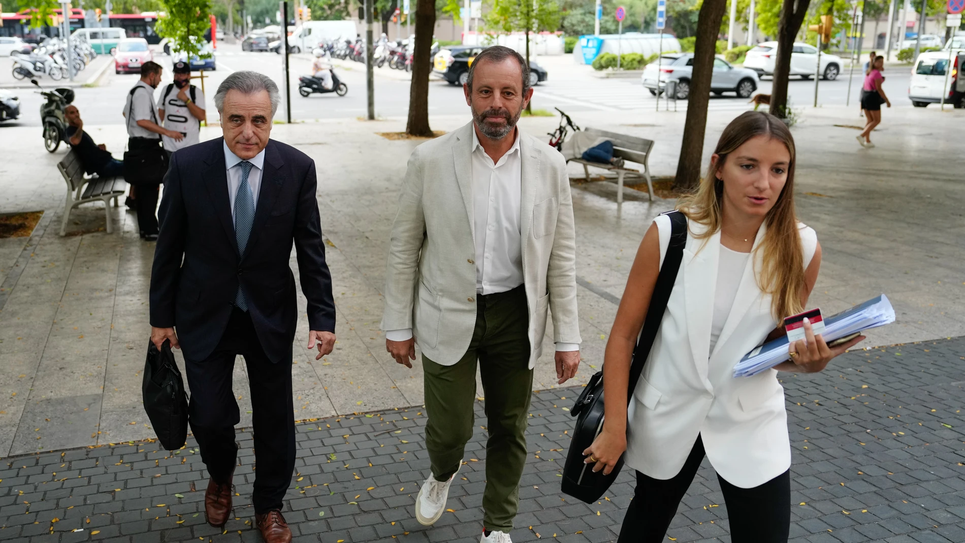 El ex presidente del FB Barcelona, Sandro Rosell (c), a su llegada al juicio por un presunto delito contra Hacienda, en el juzgado de lo penal 3 de Barcelona. David Zorrakino / Europa Press