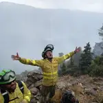 Un bombero del Infoca celebra la llegada de la lluvia
