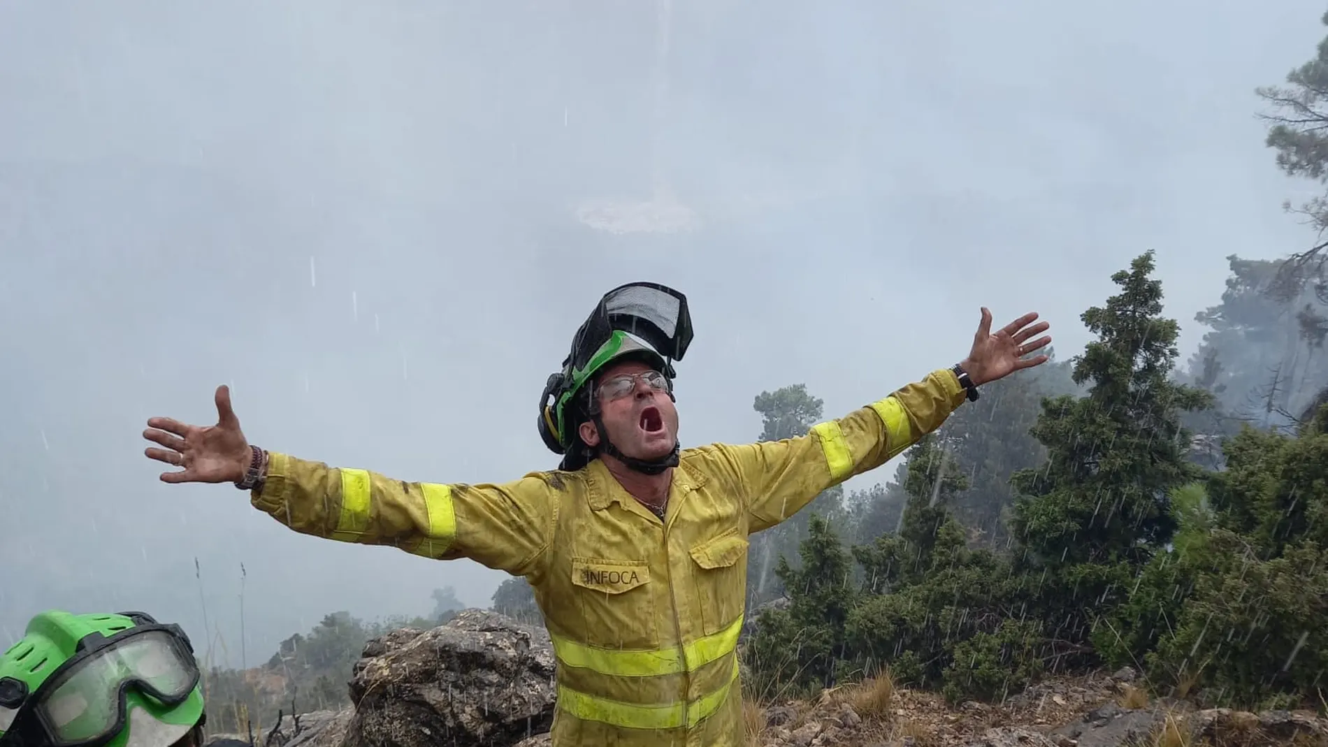 Un bombero del Infoca celebra la llegada de la lluvia