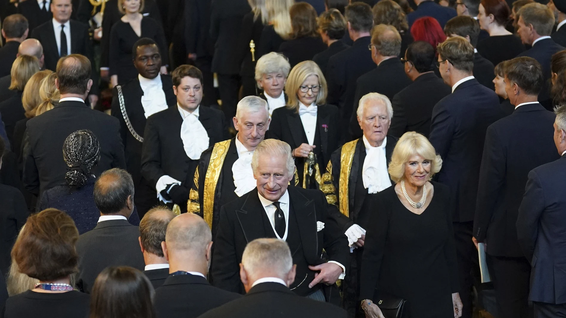 Carlos  III y la reina consorte Camilla a su llegada al parlamento británico