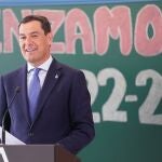 El presidente de la Junta de Andalucía, Juanma Moreno, este lunes en la inauguración del curso escolar en Alhendín (Granada). JUNTA DE ANDALUCÍA