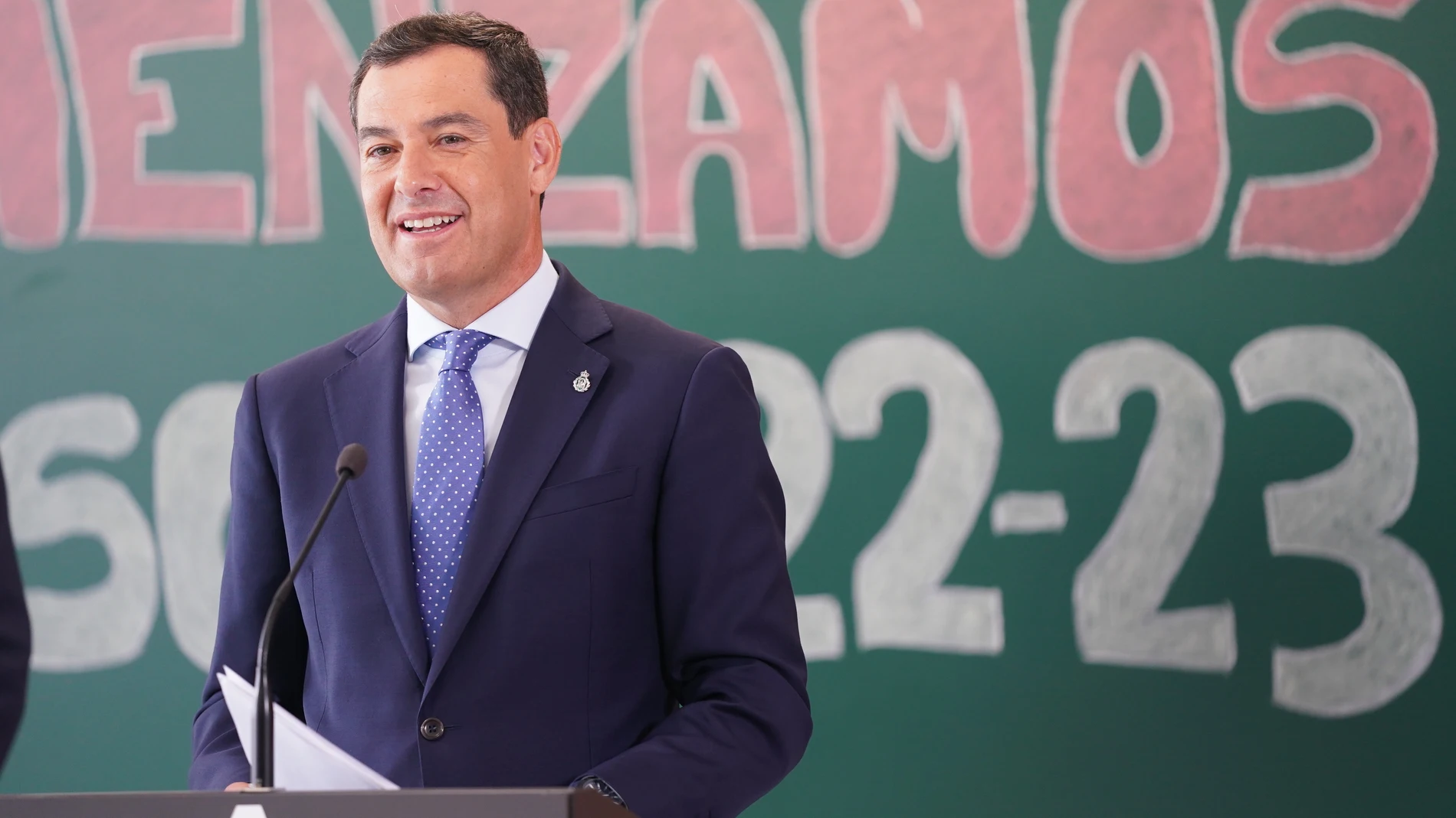 El presidente de la Junta de Andalucía, Juanma Moreno, este lunes en la inauguración del curso escolar en Alhendín (Granada). JUNTA DE ANDALUCÍA
