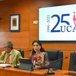 Lourdes Miguel, decana de la Facultad de Ciencias Sociales y Jurídicas; y Francisco Salinas Ramos, coordinador del Seminario Internacional, presentan el seminario