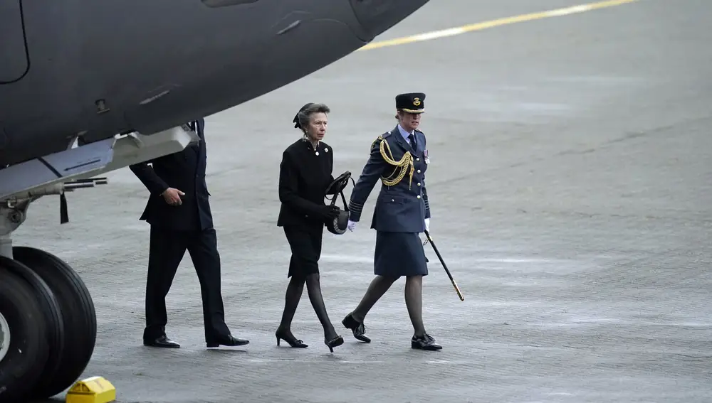 La princesa Ana en el avión de la RAF que trasladó el ataúd de Isabel II de Edimburgo a Londres