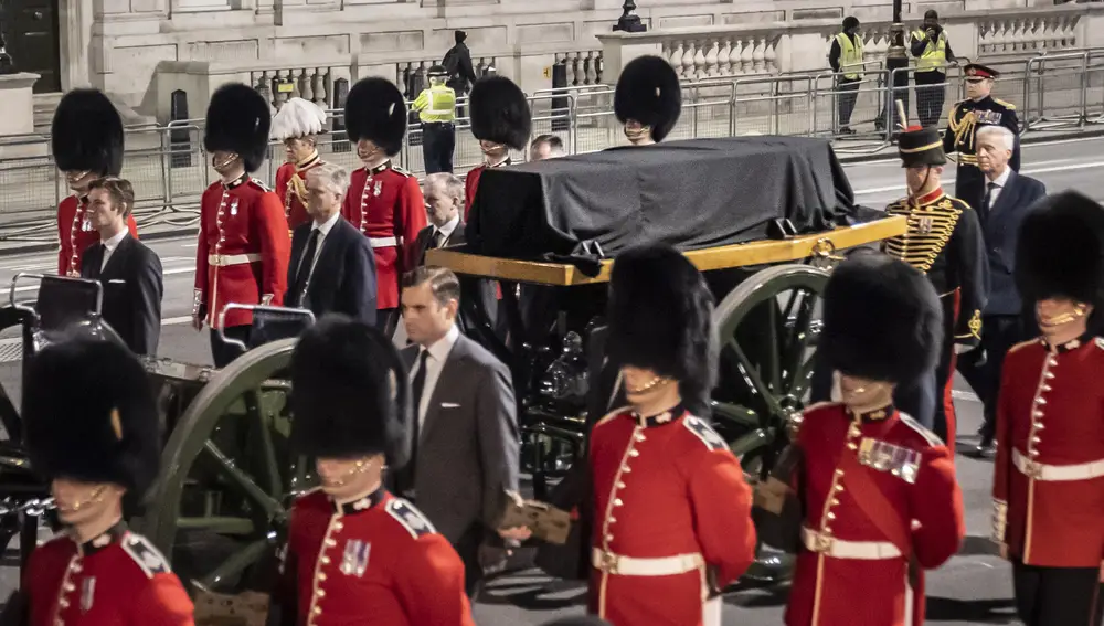 Miembros de la Guardia Real marchan durante un ensayo a primera hora de la mañana para la procesión del féretro de la reina Isabel II desde el Palacio de Buckingham hasta el Westmister Hall en Londres