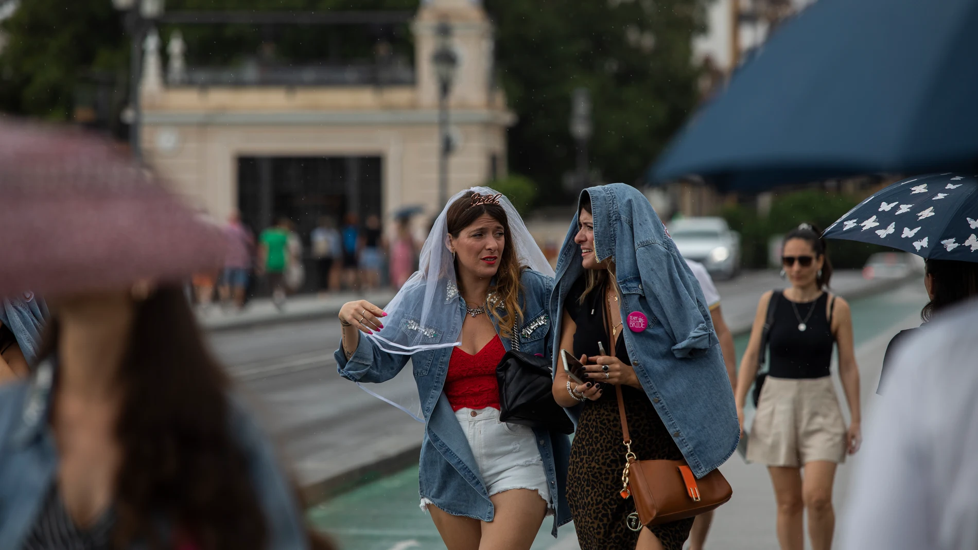 Una mujer se cubre con un chaqueta vaquera