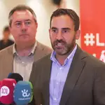 Daniel Pérez junto a Juan Espadas. Álex Zea / Europa Press