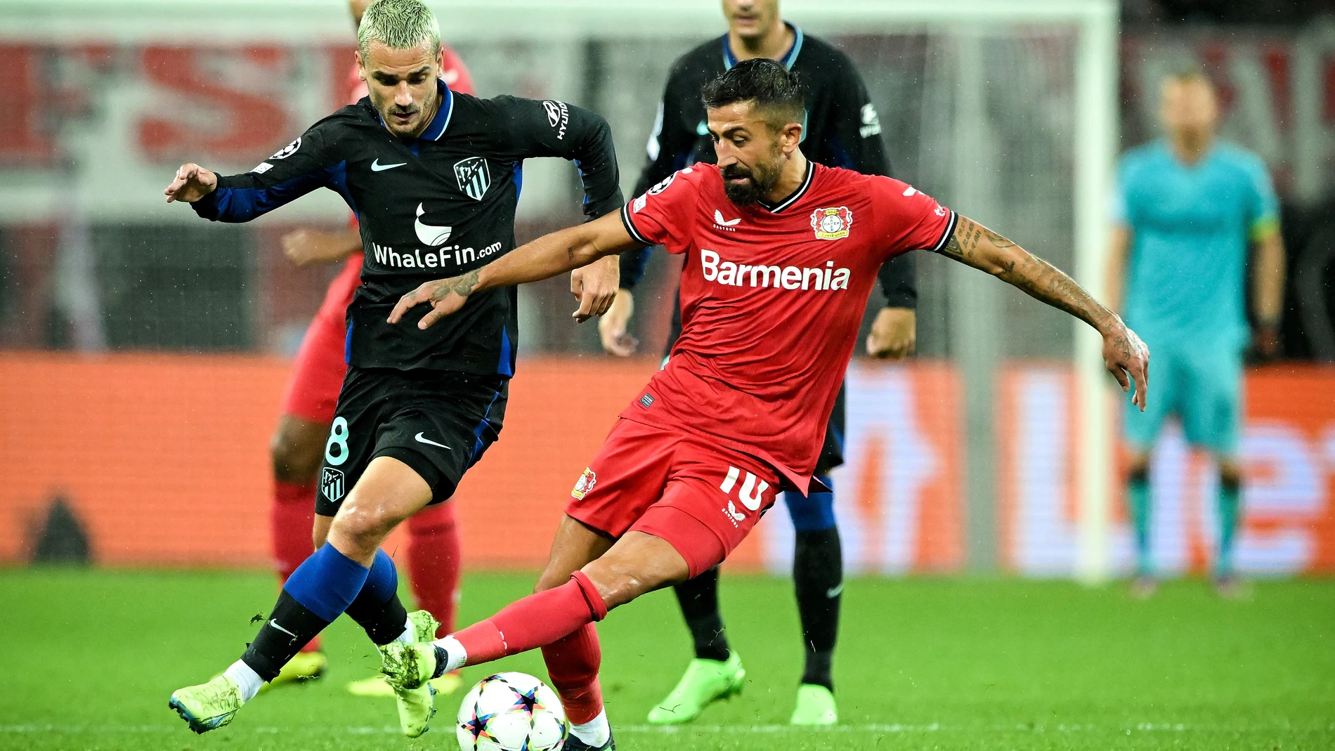 Kerem Demirbay y Antoine Griezmann en el Bayer Leverkusen-Atlético de la Champions