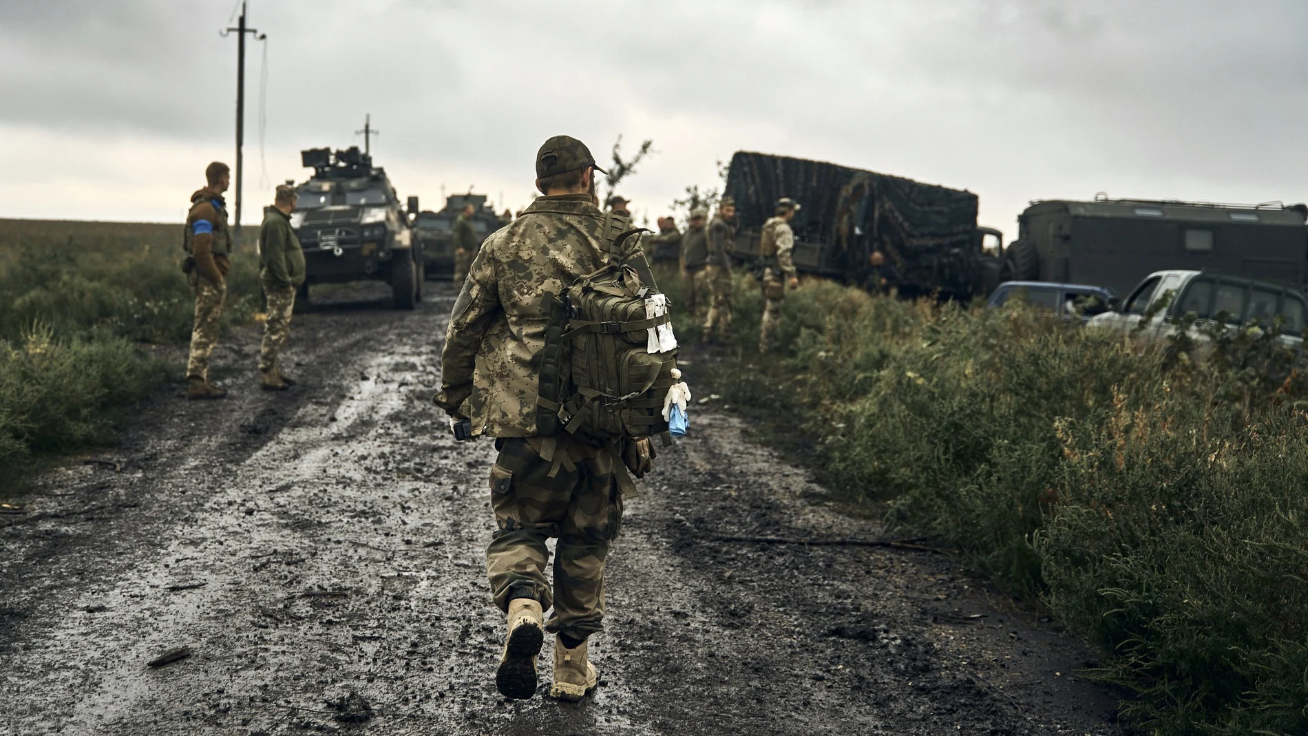 Soldados ucranianos en la carretera durante el avance en la región de Kharkiv